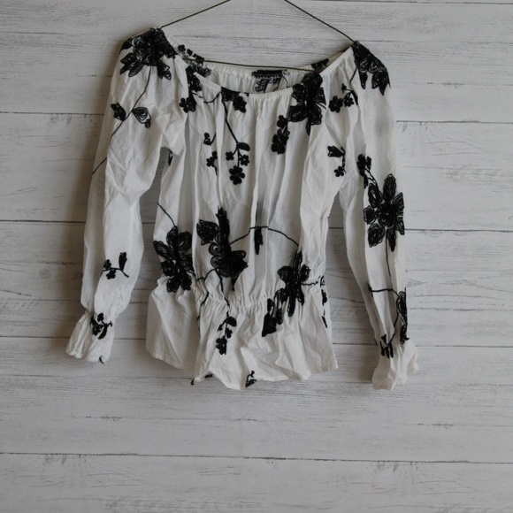 Summer off the shoulders Flower Top - Picture 7 of 8